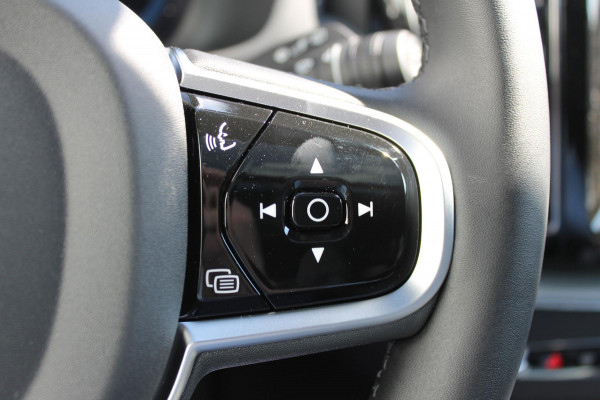 Volvo XC60 T6 Plug-in hybrid AWD Plus Black Edition Long Range / Panoramisch schuif-kanteldak / Google infotainment / 21" lichtmetalen velgen / Stoel en stuurwielverwarming