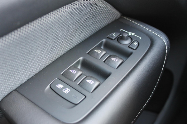 Volvo XC60 T6 Plug-in hybrid AWD Plus Black Edition Long Range / Panoramisch schuif-kanteldak / Google infotainment / 21" lichtmetalen velgen / Stoel en stuurwielverwarming