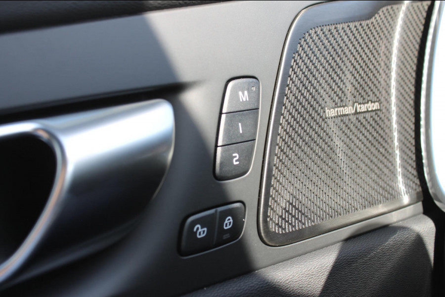 Volvo XC60 T6 Plug-in hybrid AWD Plus Black Edition Long Range / Panoramisch schuif-kanteldak / Google infotainment / 21" lichtmetalen velgen / Stoel en stuurwielverwarming