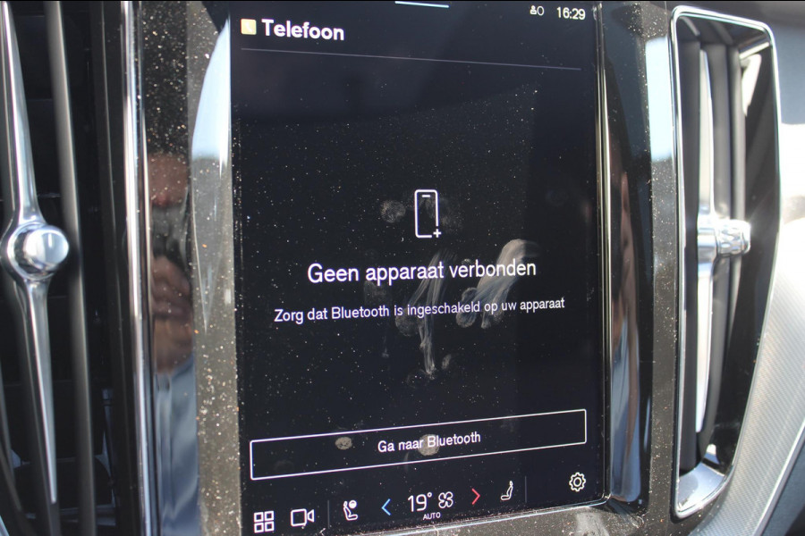 Volvo XC60 T6 Plug-in hybrid AWD Plus Black Edition Long Range / Panoramisch schuif-kanteldak / Google infotainment / 21" lichtmetalen velgen / Stoel en stuurwielverwarming