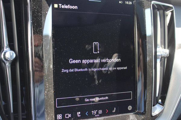 Volvo XC60 T6 Plug-in hybrid AWD Plus Black Edition Long Range / Panoramisch schuif-kanteldak / Google infotainment / 21" lichtmetalen velgen / Stoel en stuurwielverwarming