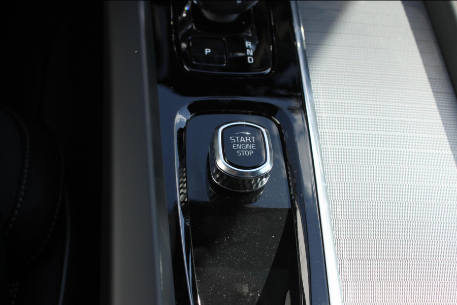Volvo XC60 T6 Plug-in hybrid AWD Plus Black Edition Long Range / Panoramisch schuif-kanteldak / Google infotainment / 21" lichtmetalen velgen / Stoel en stuurwielverwarming