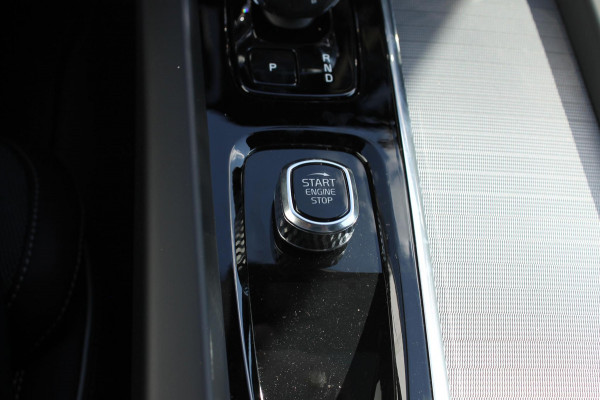 Volvo XC60 T6 Plug-in hybrid AWD Plus Black Edition Long Range / Panoramisch schuif-kanteldak / Google infotainment / 21" lichtmetalen velgen / Stoel en stuurwielverwarming