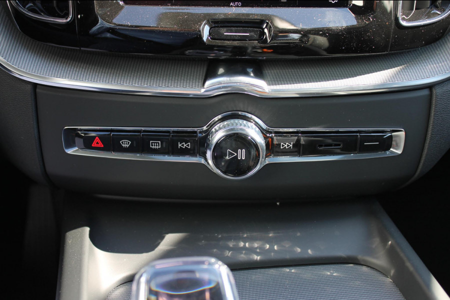Volvo XC60 T6 Plug-in hybrid AWD Plus Black Edition Long Range / Panoramisch schuif-kanteldak / Google infotainment / 21" lichtmetalen velgen / Stoel en stuurwielverwarming