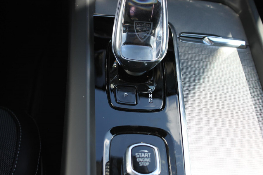 Volvo XC60 T6 Plug-in hybrid AWD Plus Black Edition Long Range / Panoramisch schuif-kanteldak / Google infotainment / 21" lichtmetalen velgen / Stoel en stuurwielverwarming