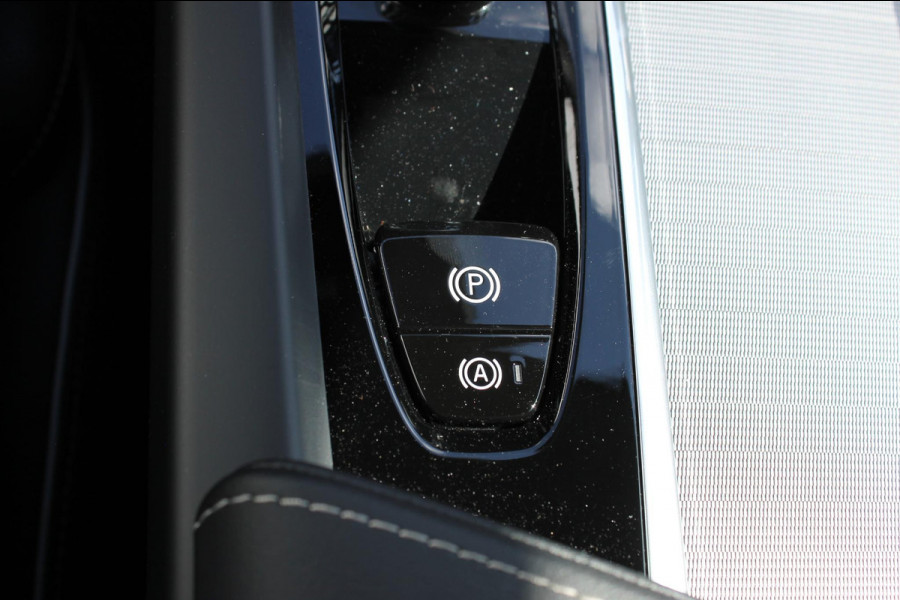 Volvo XC60 T6 Plug-in hybrid AWD Plus Black Edition Long Range / Panoramisch schuif-kanteldak / Google infotainment / 21" lichtmetalen velgen / Stoel en stuurwielverwarming
