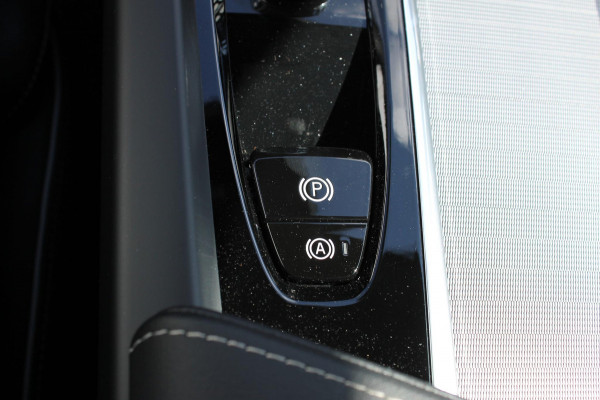 Volvo XC60 T6 Plug-in hybrid AWD Plus Black Edition Long Range / Panoramisch schuif-kanteldak / Google infotainment / 21" lichtmetalen velgen / Stoel en stuurwielverwarming