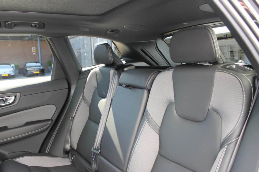 Volvo XC60 T6 Plug-in hybrid AWD Plus Black Edition Long Range / Panoramisch schuif-kanteldak / Google infotainment / 21" lichtmetalen velgen / Stoel en stuurwielverwarming