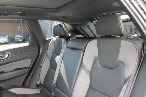 Volvo XC60 T6 Plug-in hybrid AWD Plus Black Edition Long Range / Panoramisch schuif-kanteldak / Google infotainment / 21" lichtmetalen velgen / Stoel en stuurwielverwarming