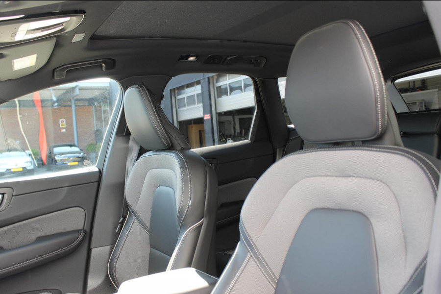 Volvo XC60 T6 Plug-in hybrid AWD Plus Black Edition Long Range / Panoramisch schuif-kanteldak / Google infotainment / 21" lichtmetalen velgen / Stoel en stuurwielverwarming