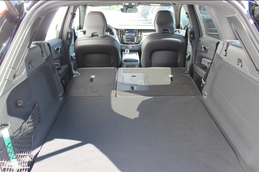 Volvo XC60 T6 Plug-in hybrid AWD Plus Black Edition Long Range / Panoramisch schuif-kanteldak / Google infotainment / 21" lichtmetalen velgen / Stoel en stuurwielverwarming