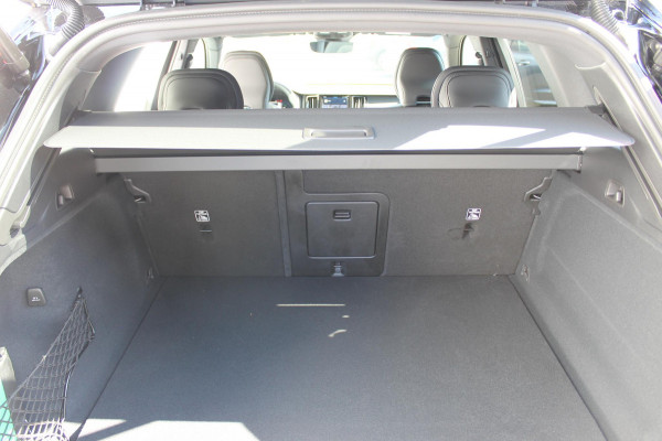 Volvo XC60 T6 Plug-in hybrid AWD Plus Black Edition Long Range / Panoramisch schuif-kanteldak / Google infotainment / 21" lichtmetalen velgen / Stoel en stuurwielverwarming