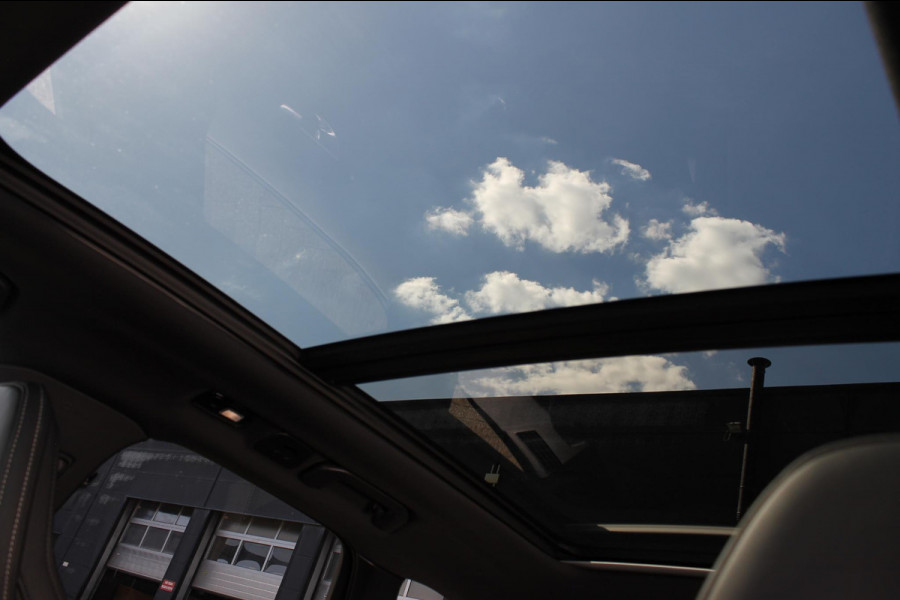 Volvo XC60 T6 Plug-in hybrid AWD Plus Black Edition Long Range / Panoramisch schuif-kanteldak / Google infotainment / 21" lichtmetalen velgen / Stoel en stuurwielverwarming