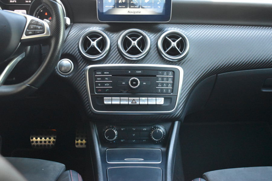 Mercedes-Benz A-Klasse 180 Business Solution AMG Automaat / Navigatie / Sportstoelen + verwarming  / Camera / 18" LM