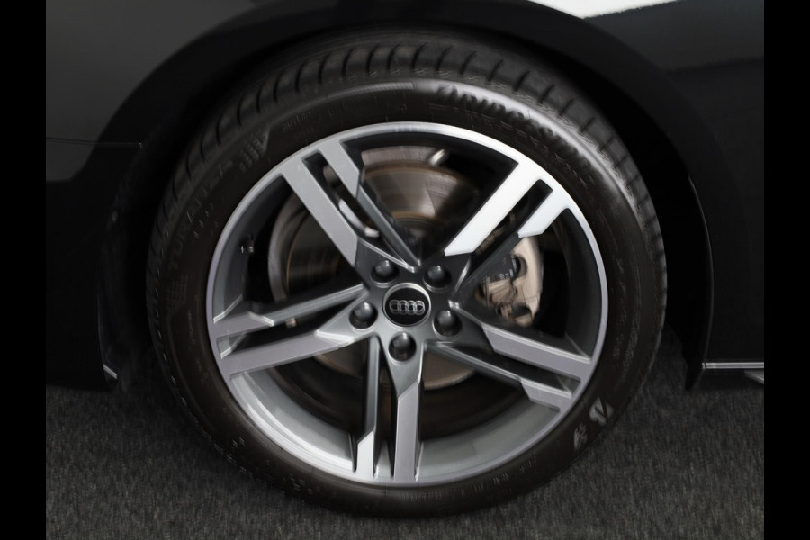 Audi A4 Avant 35 TFSI S edition Competition 150 pk S-tronic | Verlengde garantie | Navigatie | Panoramadak | Parkeersensoren | Stoelverwarming | S-Line |