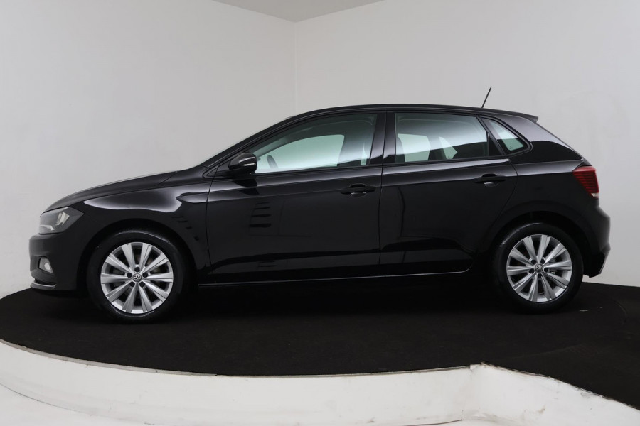 Volkswagen Polo 1.0 TSI Highline (PARKEERSENSOREN, NAVIGATIE, CARPLAY, CRUISE ADAPTIEF, AUTOMAAT, NL-AUTO)