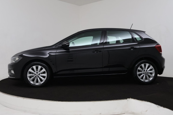 Volkswagen Polo 1.0 TSI Highline (PARKEERSENSOREN, NAVIGATIE, CARPLAY, CRUISE ADAPTIEF, AUTOMAAT, NL-AUTO)