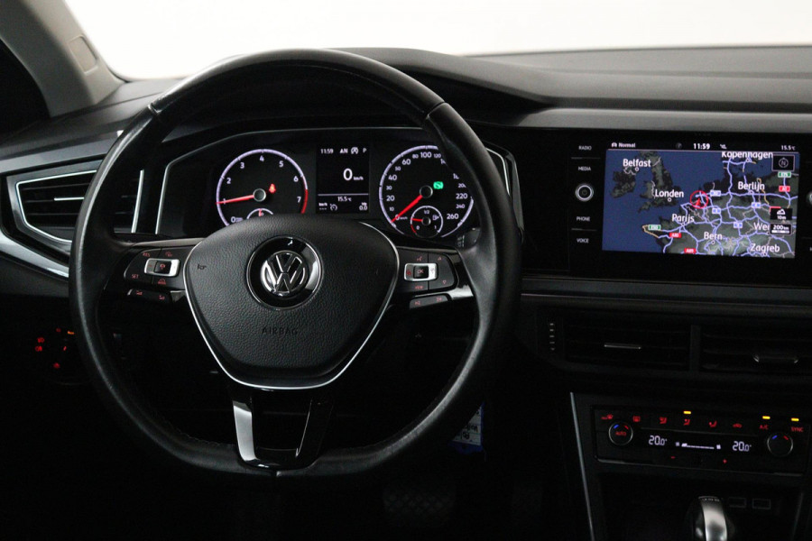 Volkswagen Polo 1.0 TSI Highline (PARKEERSENSOREN, NAVIGATIE, CARPLAY, CRUISE ADAPTIEF, AUTOMAAT, NL-AUTO)