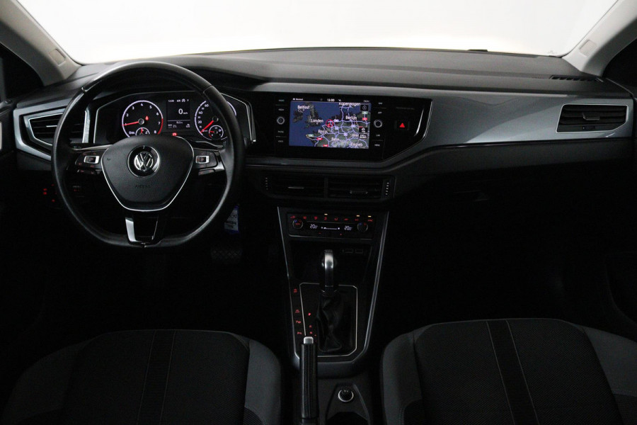 Volkswagen Polo 1.0 TSI Highline (PARKEERSENSOREN, NAVIGATIE, CARPLAY, CRUISE ADAPTIEF, AUTOMAAT, NL-AUTO)