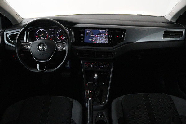 Volkswagen Polo 1.0 TSI Highline (PARKEERSENSOREN, NAVIGATIE, CARPLAY, CRUISE ADAPTIEF, AUTOMAAT, NL-AUTO)
