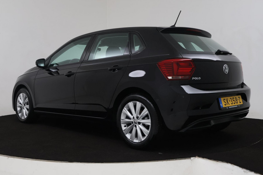 Volkswagen Polo 1.0 TSI Highline (PARKEERSENSOREN, NAVIGATIE, CARPLAY, CRUISE ADAPTIEF, AUTOMAAT, NL-AUTO)