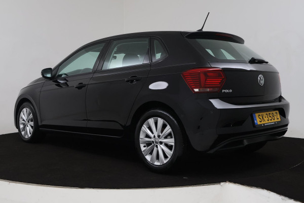 Volkswagen Polo 1.0 TSI Highline (PARKEERSENSOREN, NAVIGATIE, CARPLAY, CRUISE ADAPTIEF, AUTOMAAT, NL-AUTO)