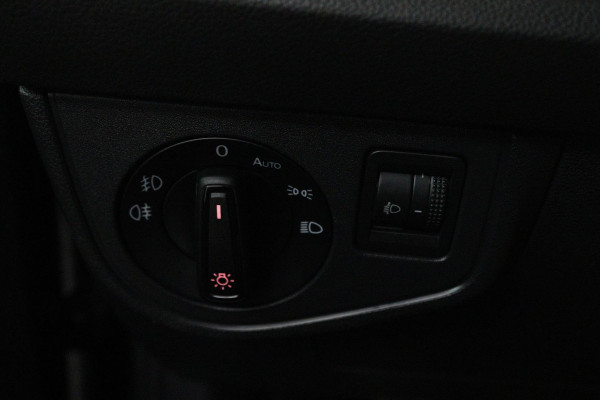 Volkswagen Polo 1.0 TSI Highline (PARKEERSENSOREN, NAVIGATIE, CARPLAY, CRUISE ADAPTIEF, AUTOMAAT, NL-AUTO)