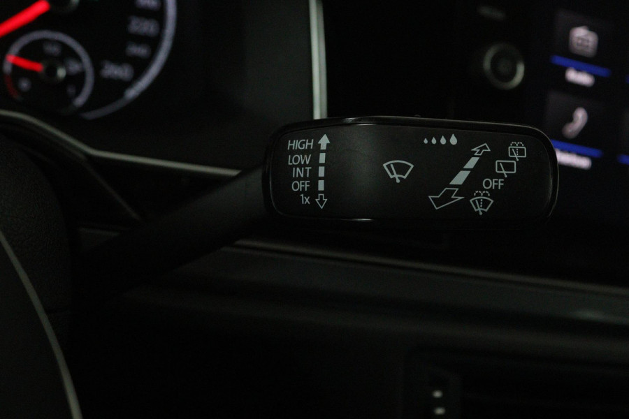 Volkswagen Polo 1.0 TSI Highline (PARKEERSENSOREN, NAVIGATIE, CARPLAY, CRUISE ADAPTIEF, AUTOMAAT, NL-AUTO)
