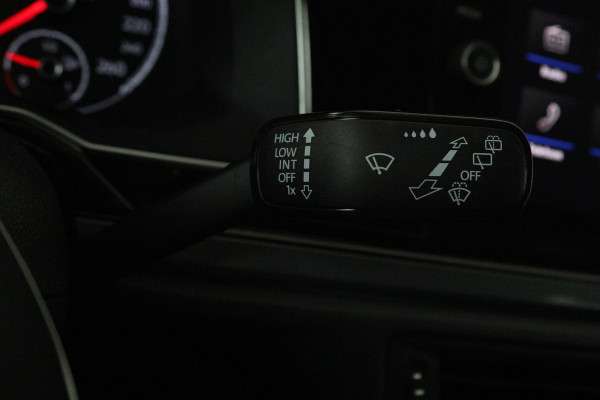 Volkswagen Polo 1.0 TSI Highline (PARKEERSENSOREN, NAVIGATIE, CARPLAY, CRUISE ADAPTIEF, AUTOMAAT, NL-AUTO)