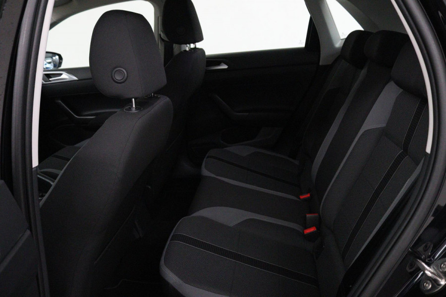 Volkswagen Polo 1.0 TSI Highline (PARKEERSENSOREN, NAVIGATIE, CARPLAY, CRUISE ADAPTIEF, AUTOMAAT, NL-AUTO)