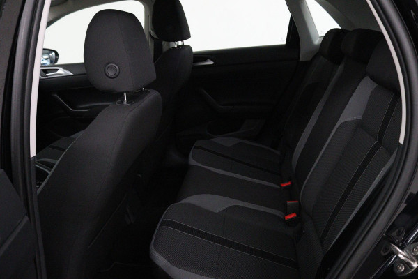 Volkswagen Polo 1.0 TSI Highline (PARKEERSENSOREN, NAVIGATIE, CARPLAY, CRUISE ADAPTIEF, AUTOMAAT, NL-AUTO)