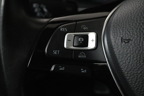 Volkswagen Polo 1.0 TSI Highline (PARKEERSENSOREN, NAVIGATIE, CARPLAY, CRUISE ADAPTIEF, AUTOMAAT, NL-AUTO)