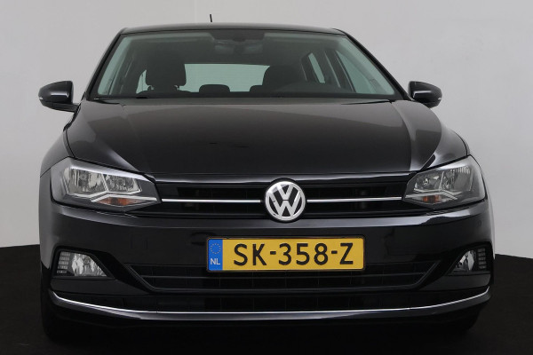 Volkswagen Polo 1.0 TSI Highline (PARKEERSENSOREN, NAVIGATIE, CARPLAY, CRUISE ADAPTIEF, AUTOMAAT, NL-AUTO)