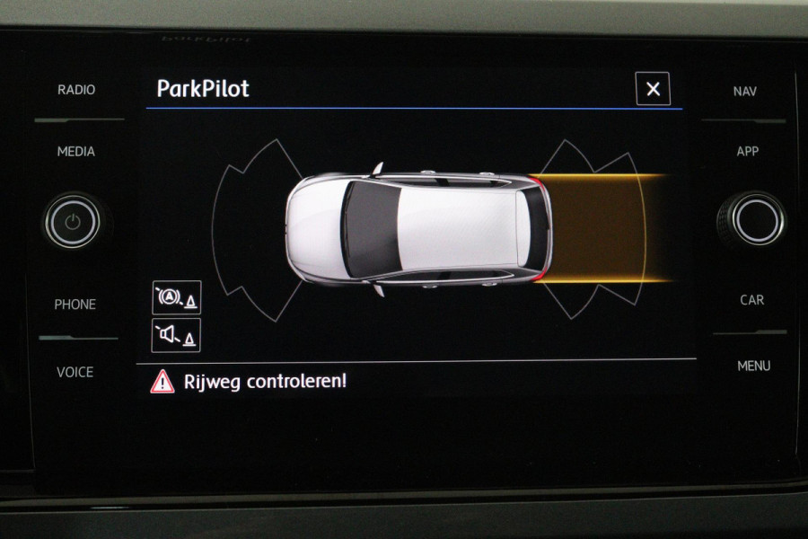 Volkswagen Polo 1.0 TSI Highline (PARKEERSENSOREN, NAVIGATIE, CARPLAY, CRUISE ADAPTIEF, AUTOMAAT, NL-AUTO)