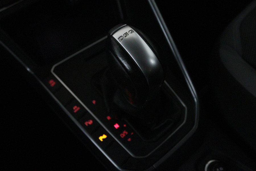 Volkswagen Polo 1.0 TSI Highline (PARKEERSENSOREN, NAVIGATIE, CARPLAY, CRUISE ADAPTIEF, AUTOMAAT, NL-AUTO)