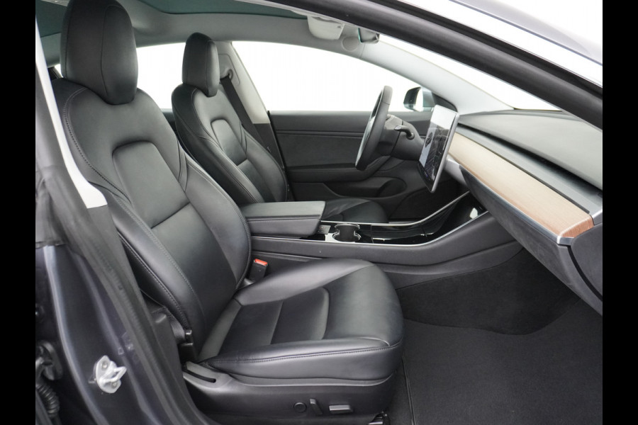 Tesla Model 3 Long Range AWD 75kWh 463PK Trekhaak 19" FSD-Computer 3 Premium Audio 4wd AutoPilot Panoramadak Camera's Leer Adaptive-Cruise-Con Keyless Stoel en achterbank verwarming Electr.Stoelen+Memory+Easy-Entry WiFi 1e Eigenaar Org. Nederlandse Auto Garantie op Accu/Motor tot 29-12-2027/192.000km