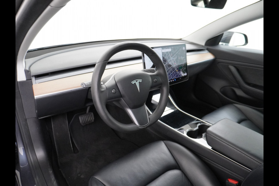 Tesla Model 3 Long Range AWD 75kWh 463PK Trekhaak 19" FSD-Computer 3 Premium Audio 4wd AutoPilot Panoramadak Camera's Leer Adaptive-Cruise-Con Keyless Stoel en achterbank verwarming Electr.Stoelen+Memory+Easy-Entry WiFi 1e Eigenaar Org. Nederlandse Auto Garantie op Accu/Motor tot 29-12-2027/192.000km