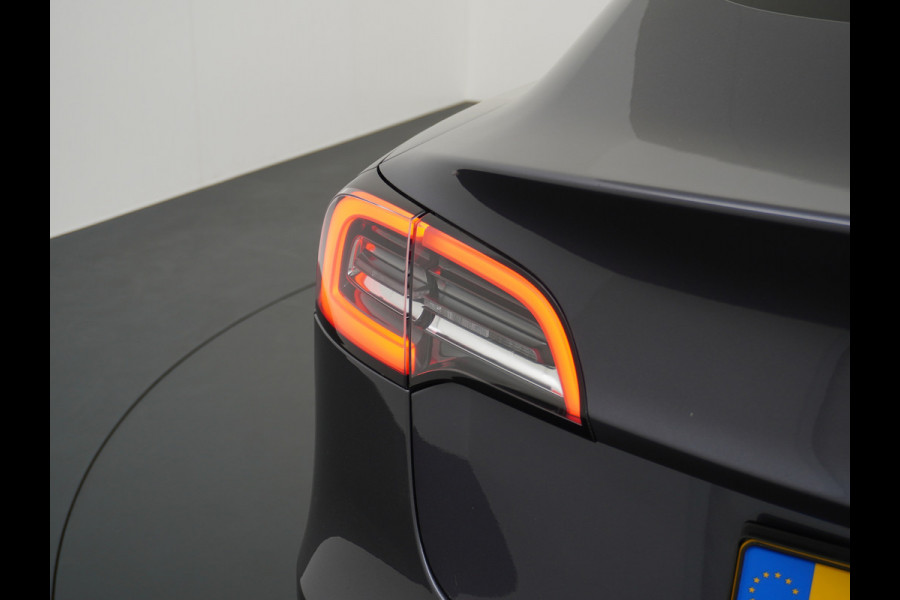 Tesla Model 3 Long Range AWD 75kWh 463PK Trekhaak 19" FSD-Computer 3 Premium Audio 4wd AutoPilot Panoramadak Camera's Leer Adaptive-Cruise-Con Keyless Stoel en achterbank verwarming Electr.Stoelen+Memory+Easy-Entry WiFi 1e Eigenaar Org. Nederlandse Auto Garantie op Accu/Motor tot 29-12-2027/192.000km