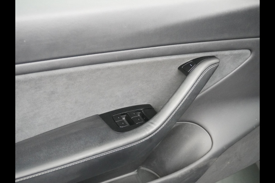 Tesla Model 3 Long Range AWD 75kWh 463PK Trekhaak 19" FSD-Computer 3 Premium Audio 4wd AutoPilot Panoramadak Camera's Leer Adaptive-Cruise-Con Keyless Stoel en achterbank verwarming Electr.Stoelen+Memory+Easy-Entry WiFi 1e Eigenaar Org. Nederlandse Auto Garantie op Accu/Motor tot 29-12-2027/192.000km