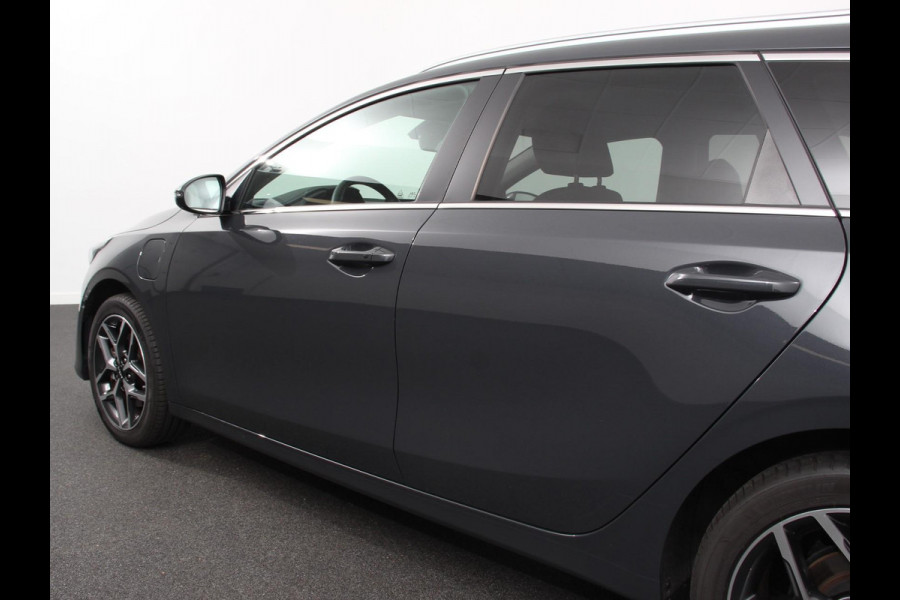 Kia Ceed Sportswagon 1.6 GDI PHEV DynamicLine | DEMO ! | Climate control Achteruitrij camera Parkeersensoren Adaptive cruise control Verwarmde voorstoelen LED Navigatie Stuurverwarming Apple Carplay/ Android Auto