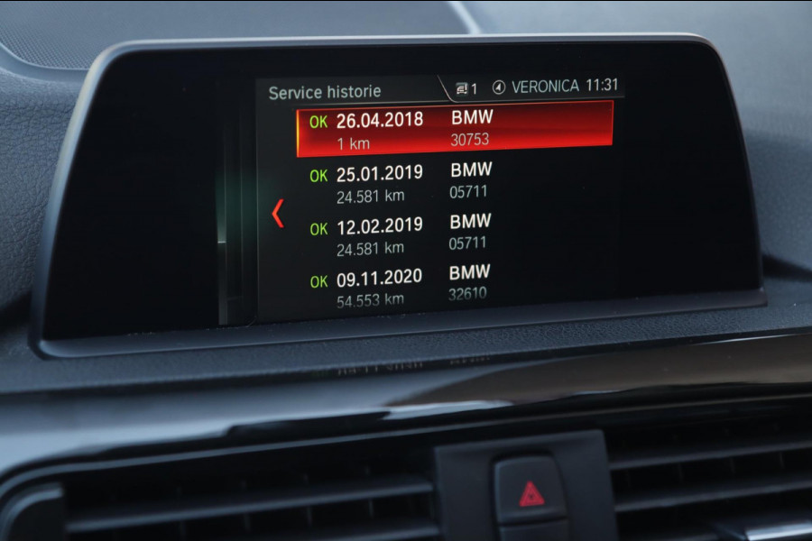 BMW 3 Serie Touring 318i Sportline / PANODAK / LED / PDC V+A / NAVI