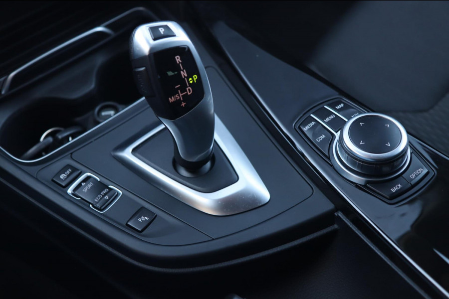 BMW 3 Serie Touring 318i Sportline / PANODAK / LED / PDC V+A / NAVI