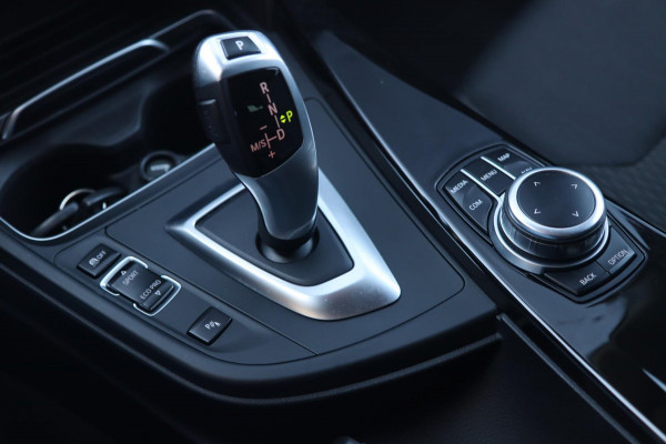 BMW 3 Serie Touring 318i Sportline / PANODAK / LED / PDC V+A / NAVI