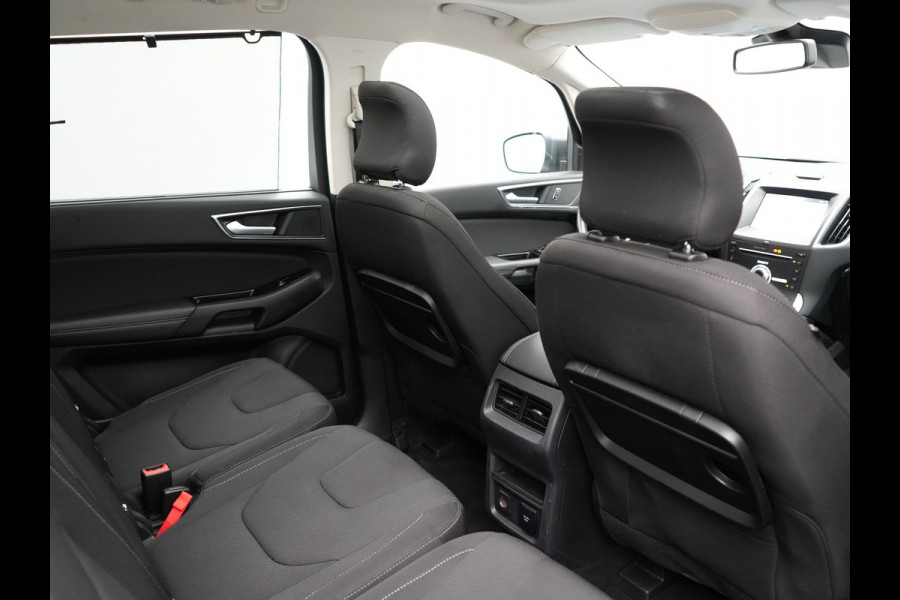 Ford S-Max 2.0 Titanium Automaat 7-Persoons 240pk | Trekhaak Afneembaar |  Panodak | Navigatie | Carplay | Sfeerverlichting | DAB | Camera | Cruise Control | Elektrische Achterklep |
