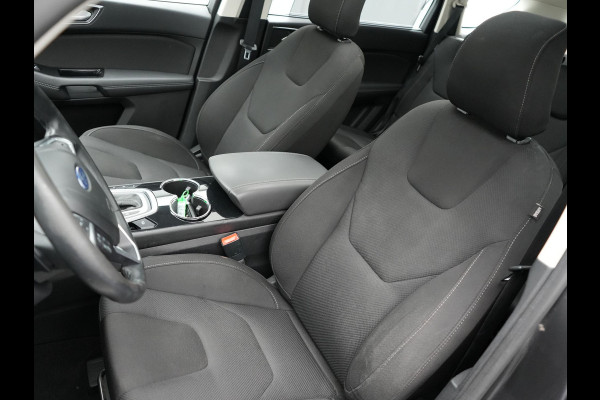 Ford S-Max 2.0 Titanium Automaat 7-Persoons 240pk | Trekhaak Afneembaar |  Panodak | Navigatie | Carplay | Sfeerverlichting | DAB | Camera | Cruise Control | Elektrische Achterklep |
