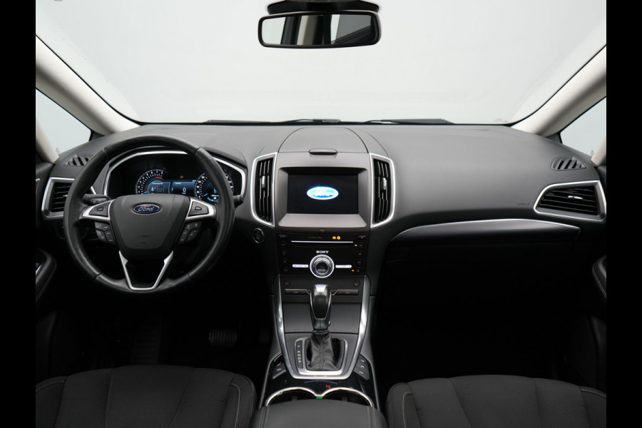 Ford S-Max 2.0 Titanium Automaat 7-Persoons 240pk | Trekhaak Afneembaar |  Panodak | Navigatie | Carplay | Sfeerverlichting | DAB | Camera | Cruise Control | Elektrische Achterklep |