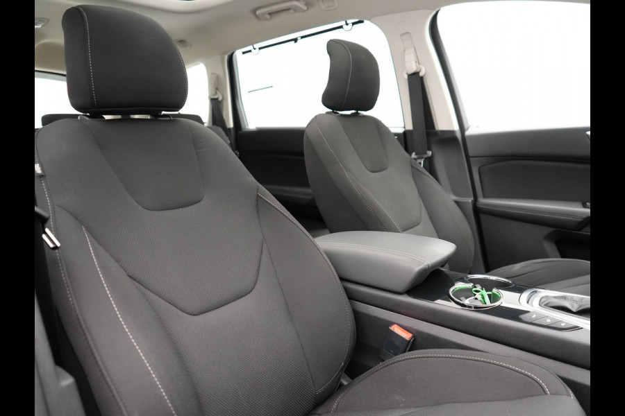 Ford S-Max 2.0 Titanium Automaat 7-Persoons 240pk | Trekhaak Afneembaar |  Panodak | Navigatie | Carplay | Sfeerverlichting | DAB | Camera | Cruise Control | Elektrische Achterklep |