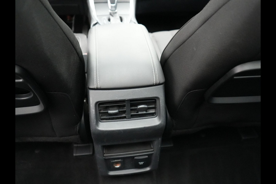 Ford S-Max 2.0 Titanium Automaat 7-Persoons 240pk | Trekhaak Afneembaar |  Panodak | Navigatie | Carplay | Sfeerverlichting | DAB | Camera | Cruise Control | Elektrische Achterklep |