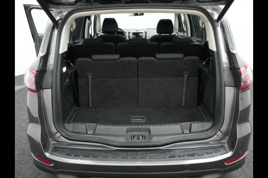 Ford S-Max 2.0 Titanium Automaat 7-Persoons 240pk | Trekhaak Afneembaar |  Panodak | Navigatie | Carplay | Sfeerverlichting | DAB | Camera | Cruise Control | Elektrische Achterklep |