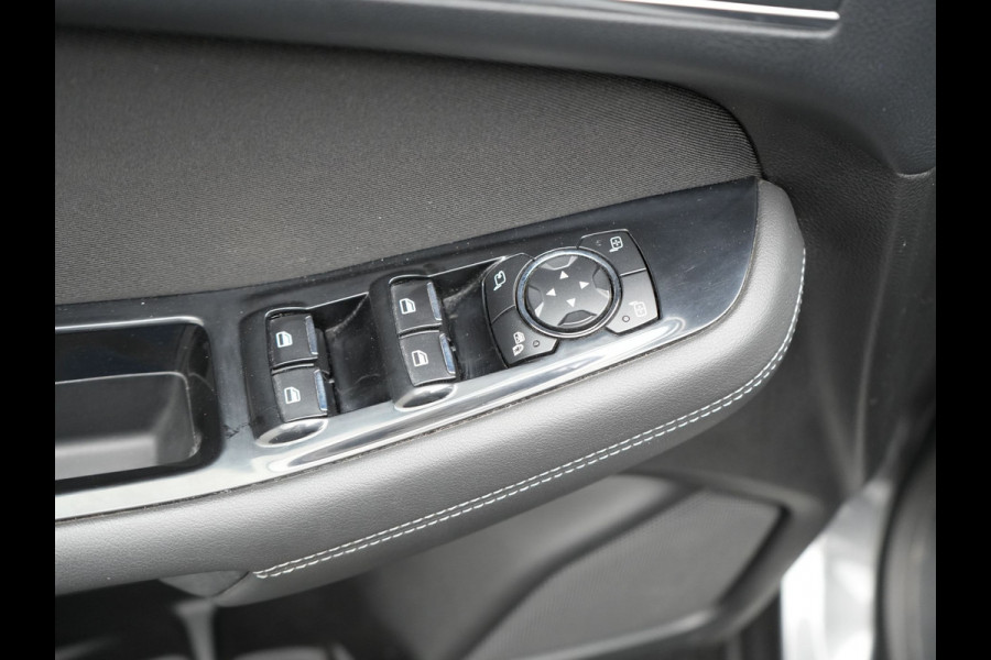 Ford S-Max 2.0 Titanium Automaat 7-Persoons 240pk | Trekhaak Afneembaar |  Panodak | Navigatie | Carplay | Sfeerverlichting | DAB | Camera | Cruise Control | Elektrische Achterklep |